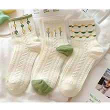 将图片加载到图库查看器,5-Pairs: Stylish Retro Floral Socks