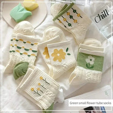 将图片加载到图库查看器,5-Pairs: Stylish Retro Floral Socks