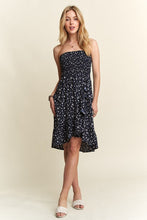 将图片加载到图库查看器,Smocked Floral Tube Dress with Pockets For Summer – FeminineFluttering Floral Tube Dress with Smocked Bodice and Convenient Pockets for a Stylish, Practical Look