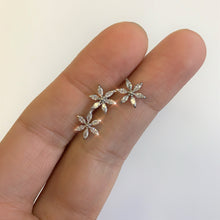 将图片加载到图库查看器,16G 1/4 Clear CZ Gem Tri Flower Cartilage