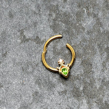将图片加载到图库查看器,16G 3/8 Green Gem Gold Tone Shades of Spring Hinged Segment Ring