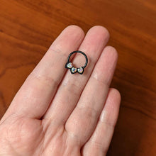 将图片加载到图库查看器,16G 3/8 Aurora Gem Black Rococo Trio Heart Hinged Segment Ring