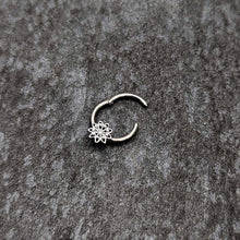 将图片加载到图库查看器,16G 3/8 Clear Gem Starry Flower Hinged Segment Ring