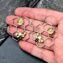 将图片加载到图库查看器,Clear Gem Bee Honeycomb Flower Tunnel Plug Earrings