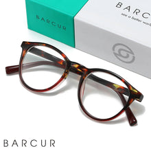 将图片加载到图库查看器,BARCUR Simple Men’s Presbyopia Glasses Comfortable Lightweight Leopard Pattern PC Anti-Slip Round Frame Transparent Acrylic Lenses for Women’s Reading Glasses