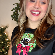 将图片加载到图库查看器,Holiday Vampire Wreath Black Tee Shirt