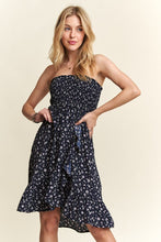将图片加载到图库查看器,Smocked Floral Tube Dress with Pockets For Summer – FeminineFluttering Floral Tube Dress with Smocked Bodice and Convenient Pockets for a Stylish, Practical Look