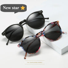Load image into Gallery viewer, Polarized Unisex Men and Woman Retro Vintage Sunglasses With UV400 Protection