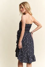 将图片加载到图库查看器,Smocked Floral Tube Dress with Pockets For Summer – FeminineFluttering Floral Tube Dress with Smocked Bodice and Convenient Pockets for a Stylish, Practical Look