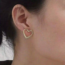 将图片加载到图库查看器,Glossy Hollow Heart Design Stud Earrings
