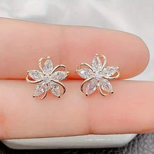 将图片加载到图库查看器,Stylish Zirconia Petal Flower Stud Earrings