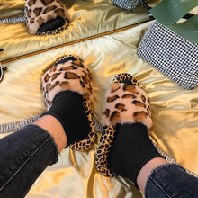 将图片加载到图库查看器,Summer Black White Leopard Print Fur Slippers For Women's Outer Wear Flat Bottom Slippers Women's Plush Faux Fur Fuzzy Slide On Open Toe Slipper With Memory Foam