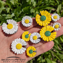 将图片加载到图库查看器,Yellow Daisy Flower Screw Fit Plug Set