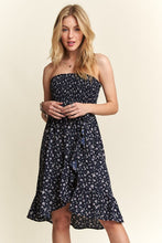 将图片加载到图库查看器，Smocked Floral Tube Dress with Pockets For Summer – FeminineFluttering Floral Tube Dress with Smocked Bodice and Convenient Pockets for a Stylish, Practical Look
