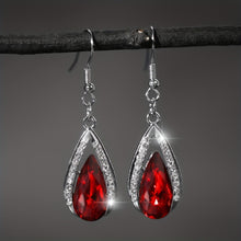 Load image into Gallery viewer, A Stylish And Exquisite Set of Black And Red Teardrop Glass Pendant Earrings And Necklace, Perfect for Valentine'S Day, Anniversaries, Birthdays, Parties, Weddings, And As Jewelry Gifts.
