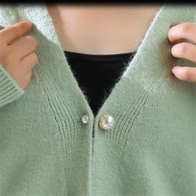 Load image into Gallery viewer, 1pcs Fashion Pearl Fixed Strap Charm Safety Pin Sweater Cardigan Clip Brooches Rhinestone Metal Jewelry Sweater Shawl Clips Faux Crystal and Pearl Pins for Fixing on Sweaters
