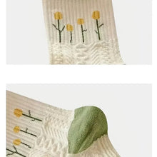 将图片加载到图库查看器，5-Pairs: Stylish Retro Floral Socks
