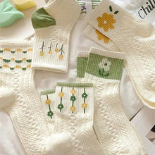 将图片加载到图库查看器，5-Pairs: Stylish Retro Floral Socks
