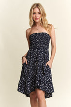 将图片加载到图库查看器，Smocked Floral Tube Dress with Pockets For Summer – FeminineFluttering Floral Tube Dress with Smocked Bodice and Convenient Pockets for a Stylish, Practical Look

