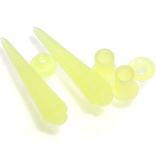 Load image into Gallery viewer, 2 in 1 Yellow Glow in Dark Interchangeable Screw Fit Plug and Taper Set
