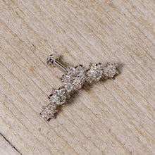 将图片加载到图库查看器，16G 5/16 Clear CZ Gem Floral Internal Thread Labret

