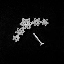 将图片加载到图库查看器，16G 5/16 Clear CZ Gem Floral Internal Thread Labret

