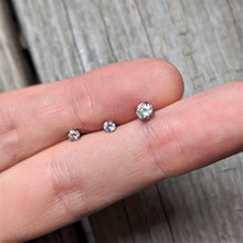 Load image into Gallery viewer, 16G 1/4 Clear CZ Gem G23 Titanium 4mm Cartilage Tragus Earring
