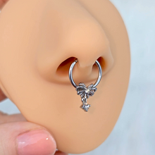 将图片加载到图库查看器，16G 3/8 Clear Gem Looping Bow Hinged Segment Ring
