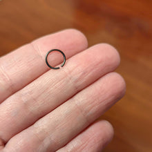将图片加载到图库查看器，20G 7mm Black PVD Grade 23 Titanium Bendable Hoop Ring

