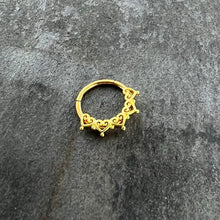 将图片加载到图库查看器，16G 3/8 Gold Tone Filigree Hearts Hinged Segment Ring
