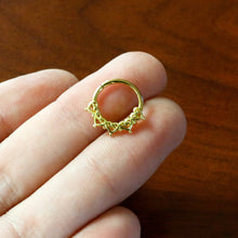 将图片加载到图库查看器，16G 3/8 Gold Tone Filigree Hearts Hinged Segment Ring
