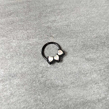 将图片加载到图库查看器，16G 3/8 Aurora Gem Black Rococo Trio Heart Hinged Segment Ring
