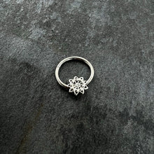 将图片加载到图库查看器，16G 3/8 Clear Gem Starry Flower Hinged Segment Ring

