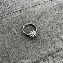 将图片加载到图库查看器，16G 3/8 Clear Gem Starry Flower Hinged Segment Ring
