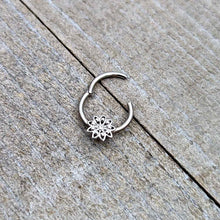 将图片加载到图库查看器，16G 3/8 Clear Gem Starry Flower Hinged Segment Ring
