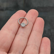 将图片加载到图库查看器，16G 3/8 Clear Gem Starry Flower Hinged Segment Ring
