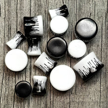 将图片加载到图库查看器，White Black Drip Acrylic Double Flare Plugs
