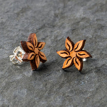 将图片加载到图库查看器，Natural Maple Wood Blooming Flowers Stud Earrings
