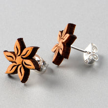 将图片加载到图库查看器，Natural Maple Wood Blooming Flowers Stud Earrings
