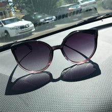 将图片加载到图库查看器，Luxury Modern Elegant Lady  Sunglasses WIth  Cat Eye Women Eyewear  Plastic Frame Clear Lens With  UV400 Protection
