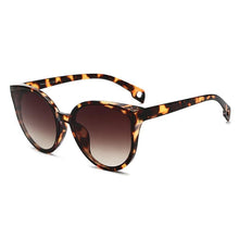 将图片加载到图库查看器，Luxury Modern Elegant Lady  Sunglasses WIth  Cat Eye Women Eyewear  Plastic Frame Clear Lens With  UV400 Protection

