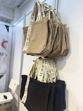 将图片加载到图库查看器，C &amp; D Canvas Tote
