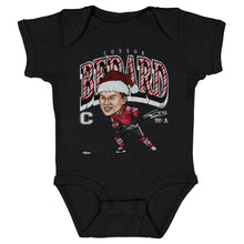 将图片加载到图库查看器，Connor Bedard Chicago Cartoon Santa Hat WHT
