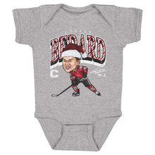 将图片加载到图库查看器，Connor Bedard Chicago Cartoon Santa Hat WHT
