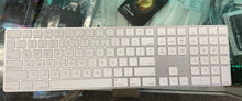 将图片加载到图库查看器，Apple Magic Keyboard with Numeric Keypad MQ052LL/A Silver – Wireless
