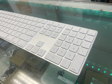 将图片加载到图库查看器，Apple Magic Keyboard with Numeric Keypad MQ052LL/A Silver – Wireless
