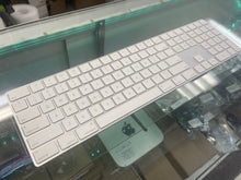 将图片加载到图库查看器，Apple Magic Keyboard with Numeric Keypad MQ052LL/A Silver – Wireless
