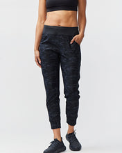 Load image into Gallery viewer, Excel Jogger 7/8 Length 28" Pant
