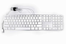 将图片加载到图库查看器，Apple Wired Keyboard with USB - A1243 | Model MA110LL/A, MB110LL/B | Slim, Full-Size Keyboard with Numeric Keypad
