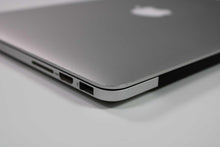 Load image into Gallery viewer, Apple MacBook Pro 13-inch 2014 2.6GHz Core i5 8GB RAM Integrated Graphics (Wear &amp; Tear Special)
